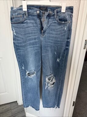 Judy Blue Medium Wash Distressed Straight Leg Jeans